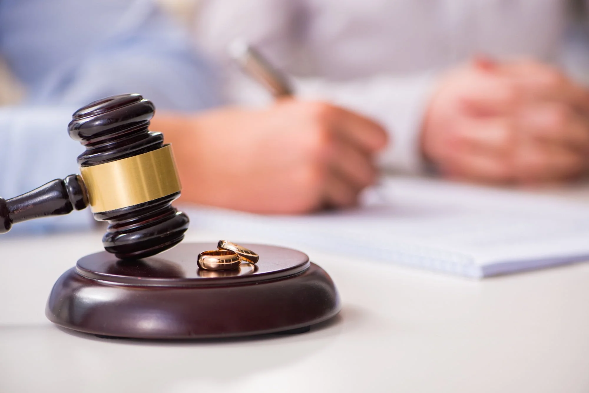 judge gavel deciding marriage divorce